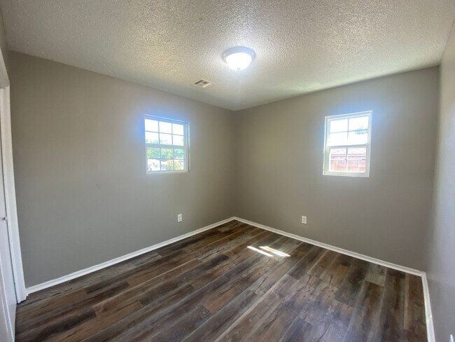 Building Photo - 1800 NE 56th St