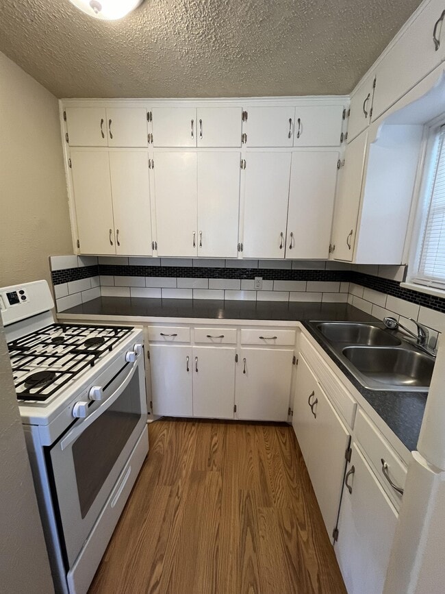 Building Photo - 1001 E 5th Ave