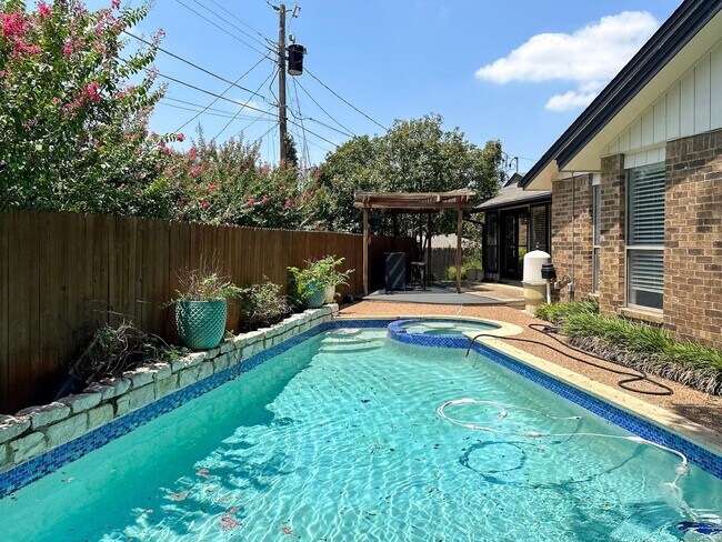 Building Photo - 3 Bed / 2 Bath / 2 Car Gargae / Pool