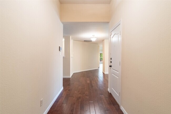 Building Photo - 2105 Sumac Dr