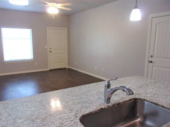 Building Photo - 2 BED 1 BATH 1 CAR GARAGE TOWNHOUSE-DEL CITY