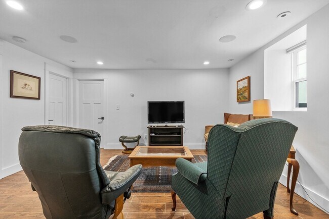 Building Photo - 38 Chester St