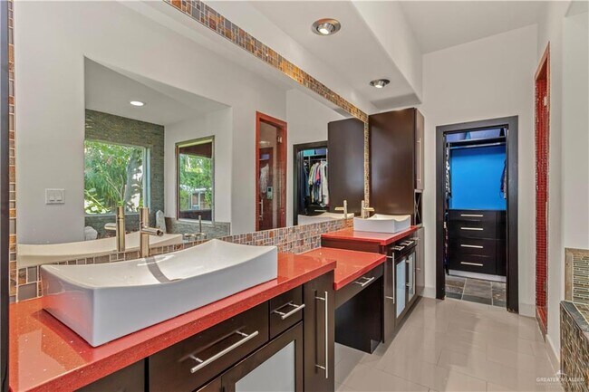 Building Photo - 708 Kiwi Ave