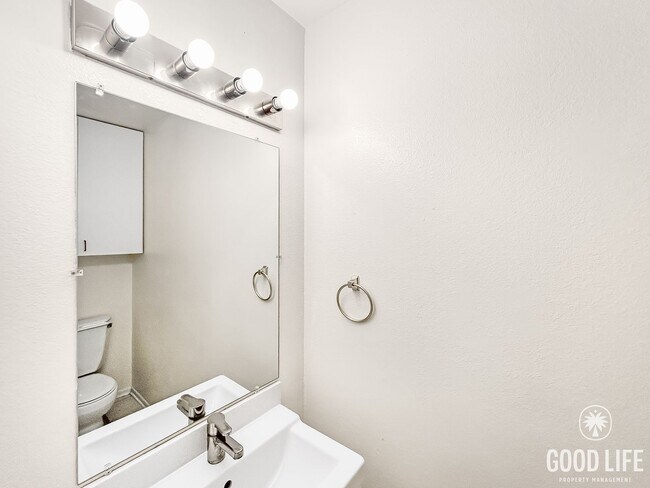 Building Photo - Stunning 3BD/2.5BA W/ Reserved Parking and Community Pool in Tierrasanta!