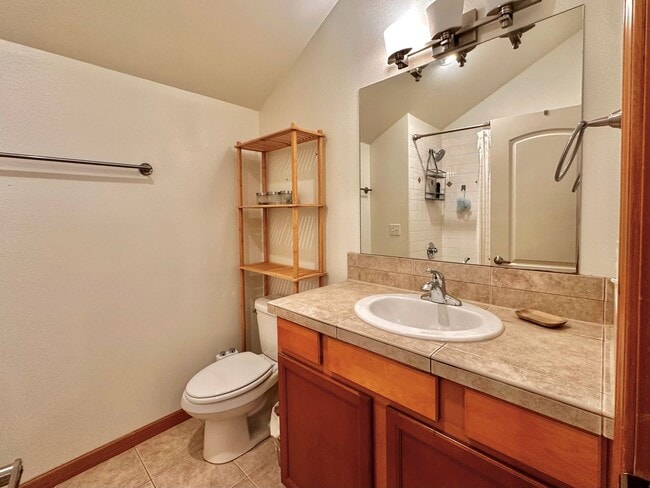 Building Photo - Modern 3BR | 2.5BA Townhome with Private T...
