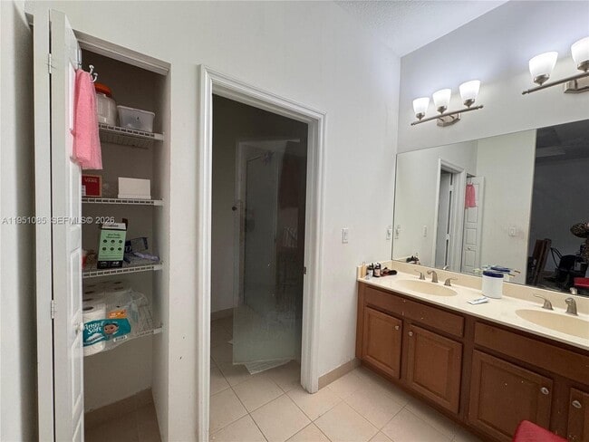 Building Photo - 772 NE 191st Terrace