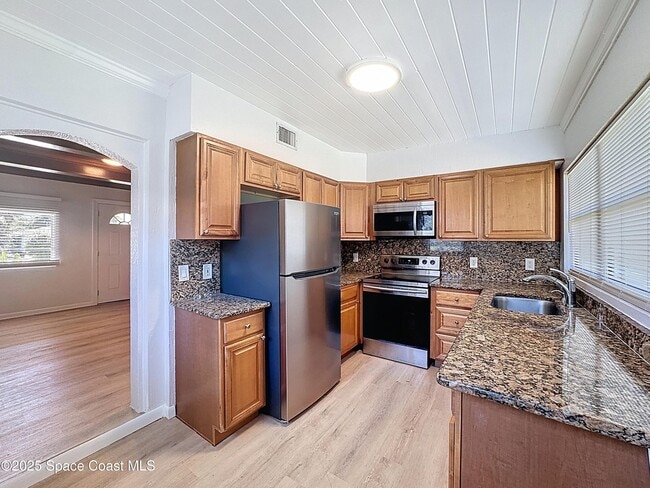 Building Photo - 1500 Highland Ct