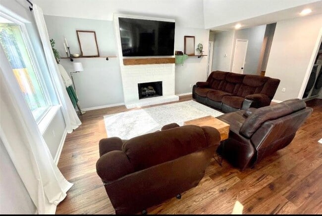 Building Photo - 1811 Tickner St