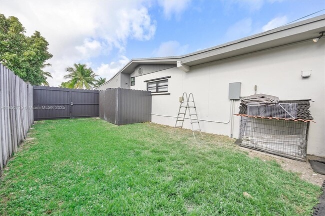 Building Photo - 9570 Jamaica Dr