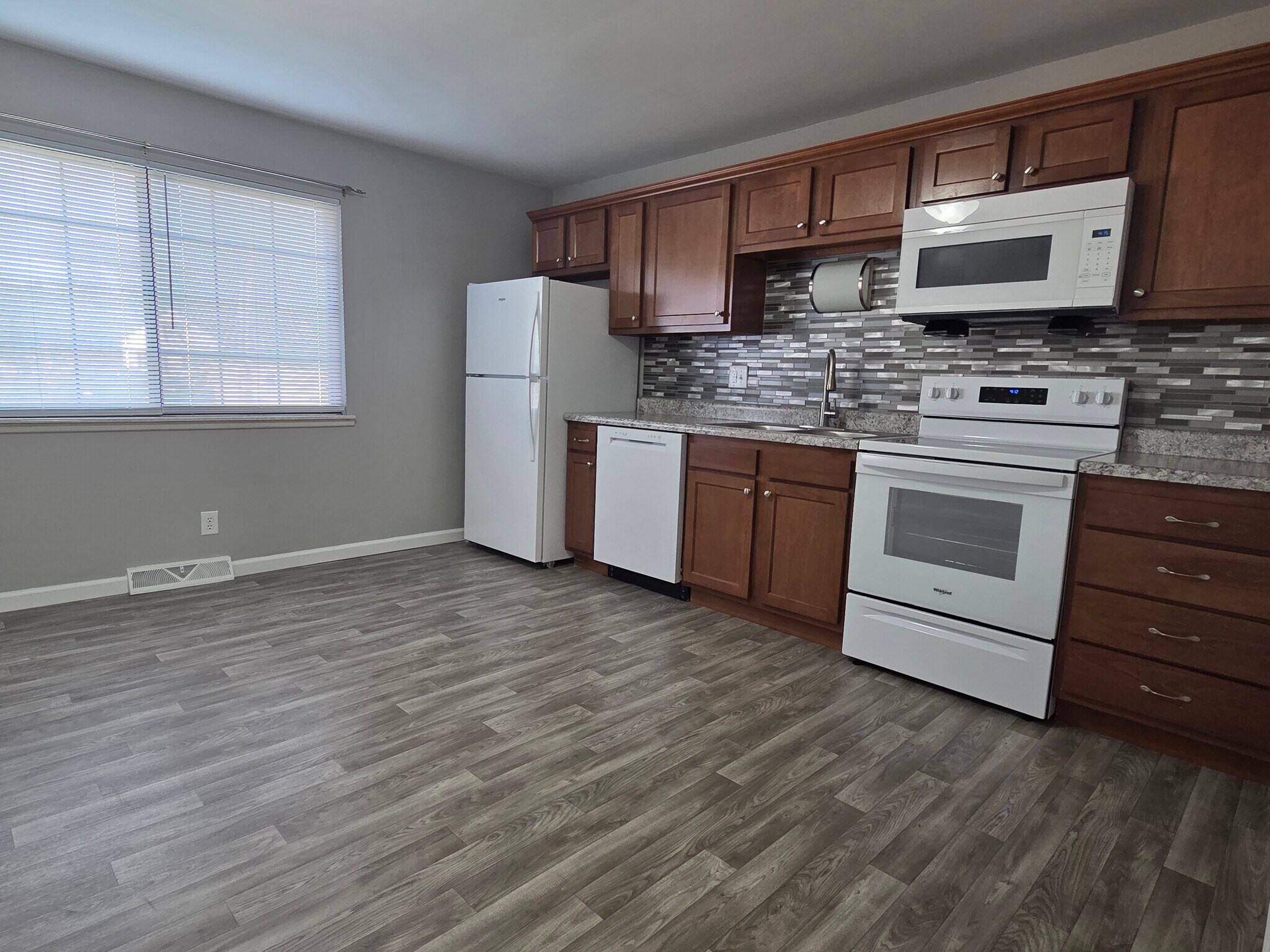 Building Photo - 5526 Humbert Rd