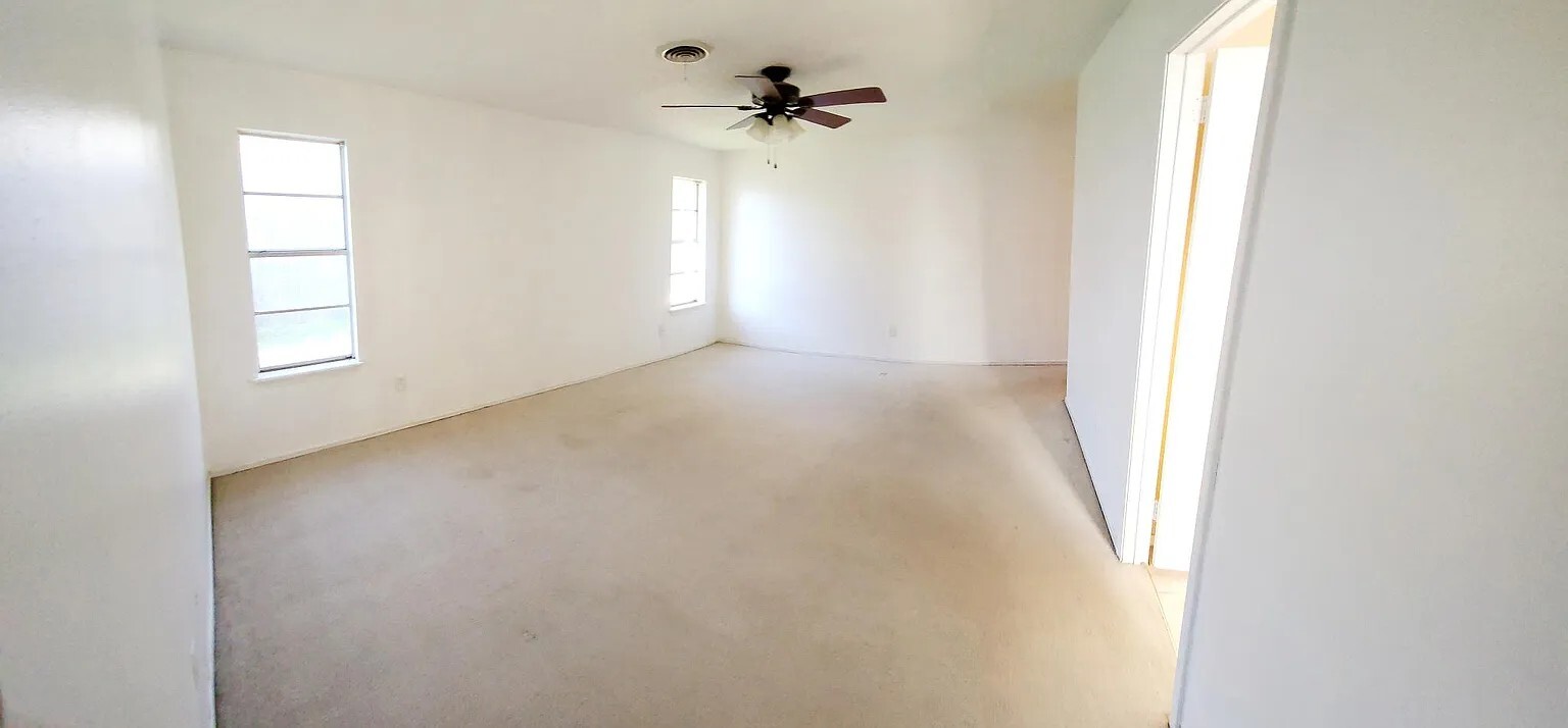Private Master Suite with Walk-In Closet & Renovated Bathroom Enjoy the comfort of a spacious room - 1301 La Paloma St