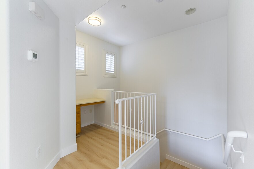 Building Photo - 5855 Valley Dr
