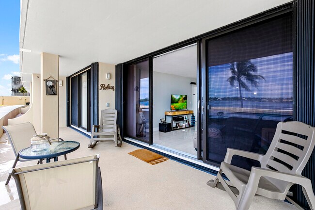 Building Photo - 132 Lakeshore Dr