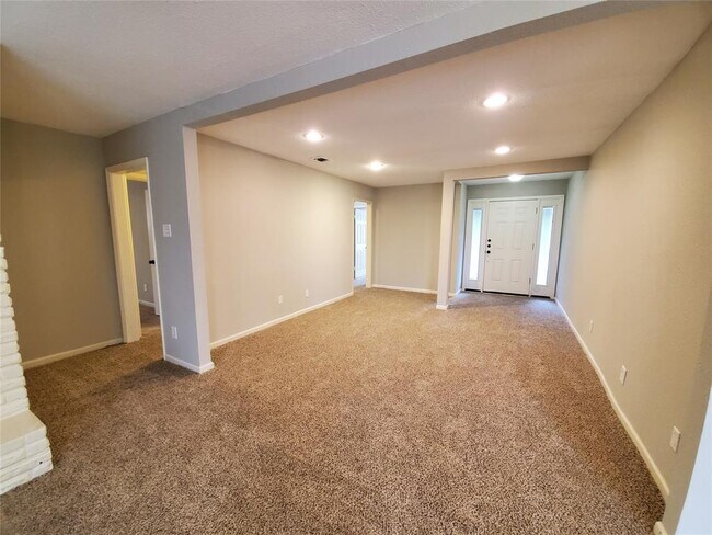 Building Photo - 2820 Fairbrook St