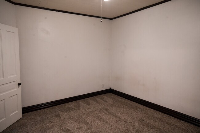 Building Photo - 556 Rose Ave E