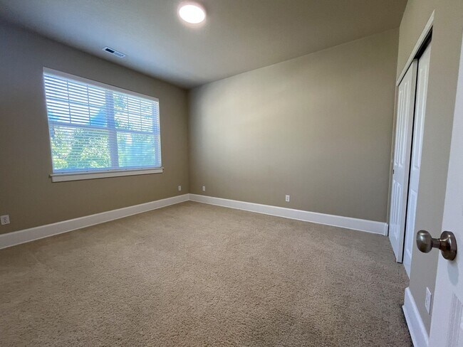 Building Photo - Bright & Airy Home with Granite Kitchen, V...