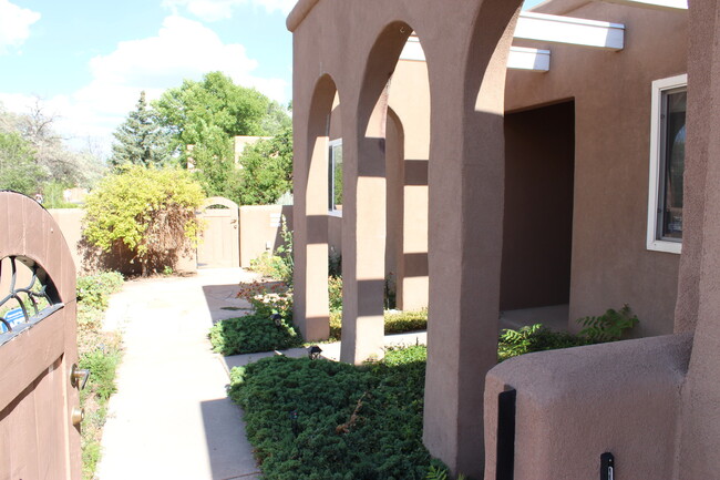Building Photo - Beautiful 3 bdr, 2 bath SOLAR home w/large...