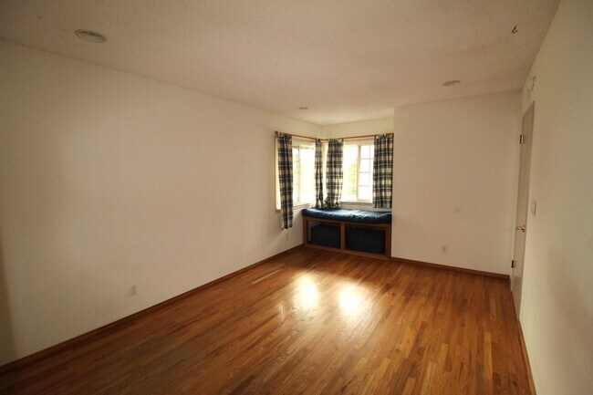 Building Photo - Spacious Corner Lot Home in Desirable Vent...