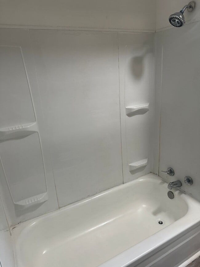 Building Photo - 636 N Oakland Ave