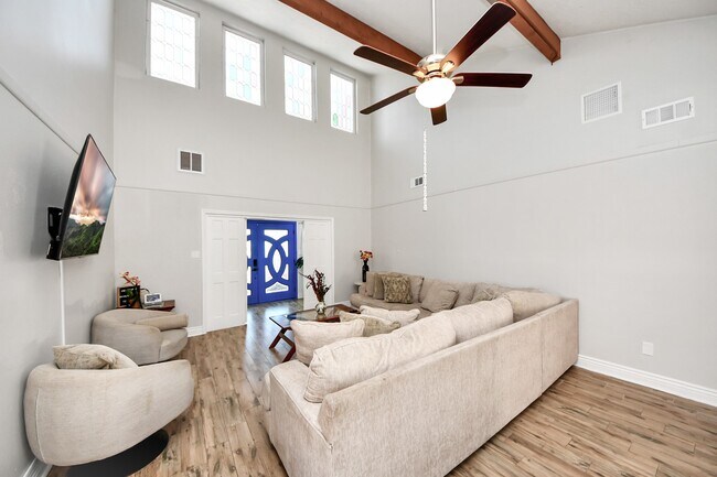 Building Photo - 15715 Creekhaven Dr