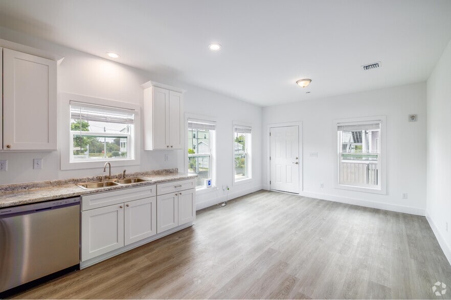 2BR, 2BA - 900SF - Living Room/Kitchen - Coco Palms