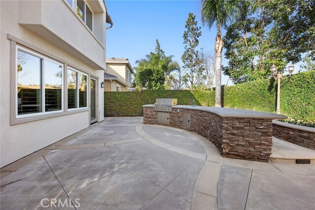 Building Photo - 2556 Pearblossom St