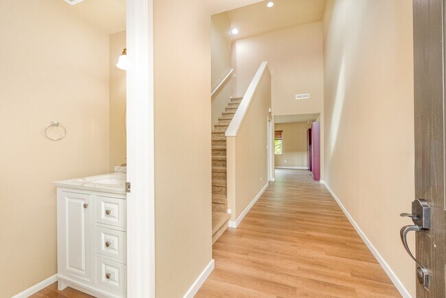 Building Photo - 3 Bed 2.5 bath Home available in desirable...