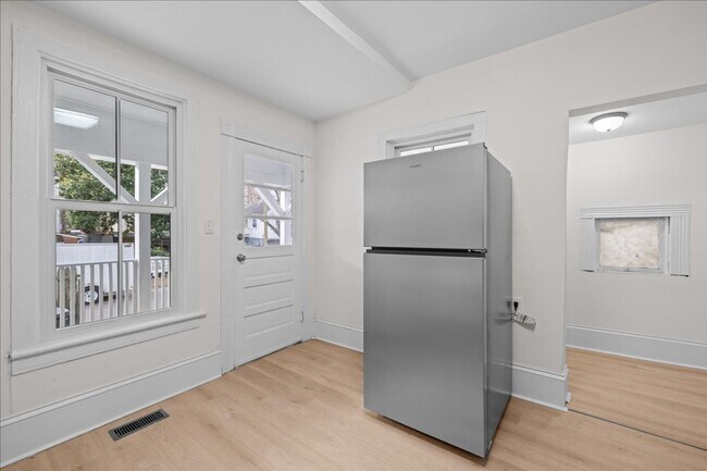 Building Photo - 258 Douglas Ave