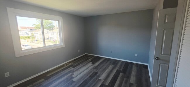 Building Photo - Updated & Move-In Ready Townhouse in Prime...