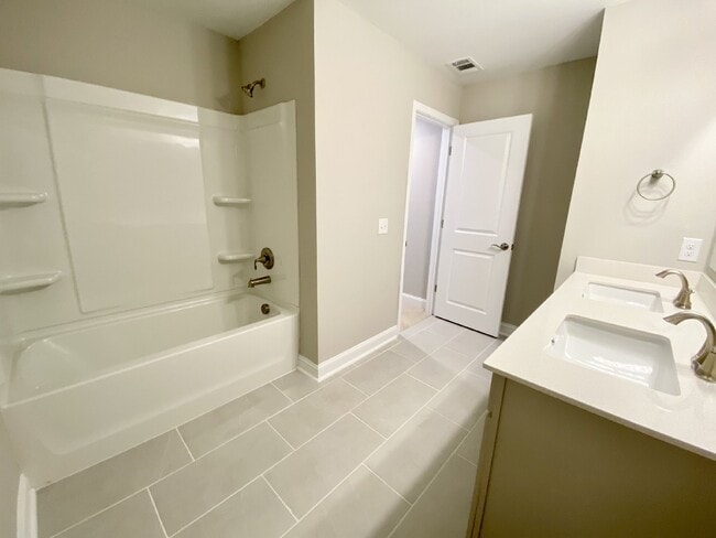 Building Photo - Three Bedroom Home in Malind Bluff!