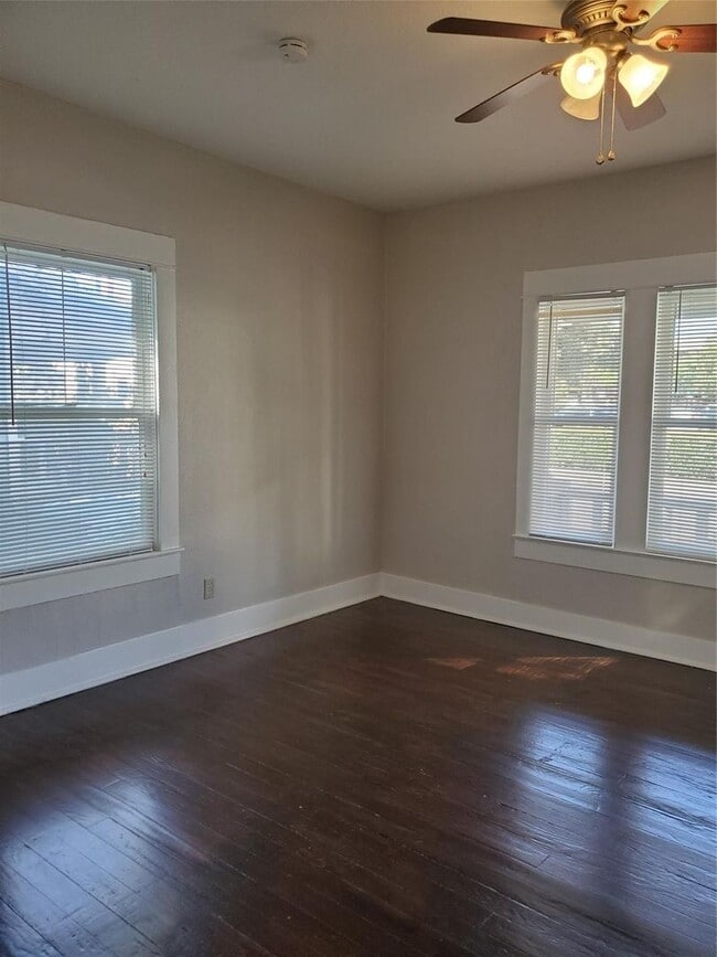 Building Photo - Spacious 3 Bed, 1 Bath Near Historic Fairmount- 76104