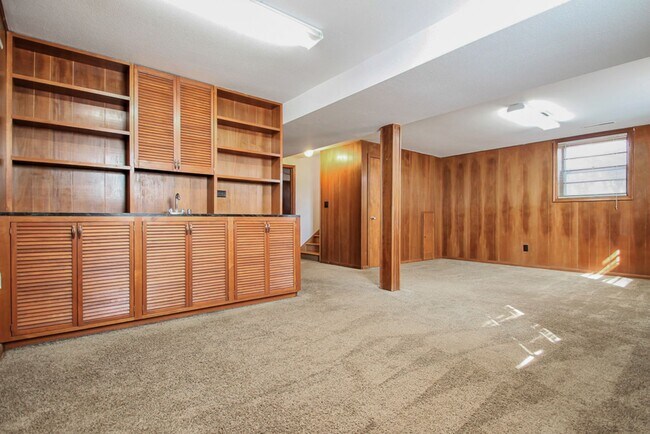 Building Photo - 3 Bedroom / 2.5 Bathroom House Available N...