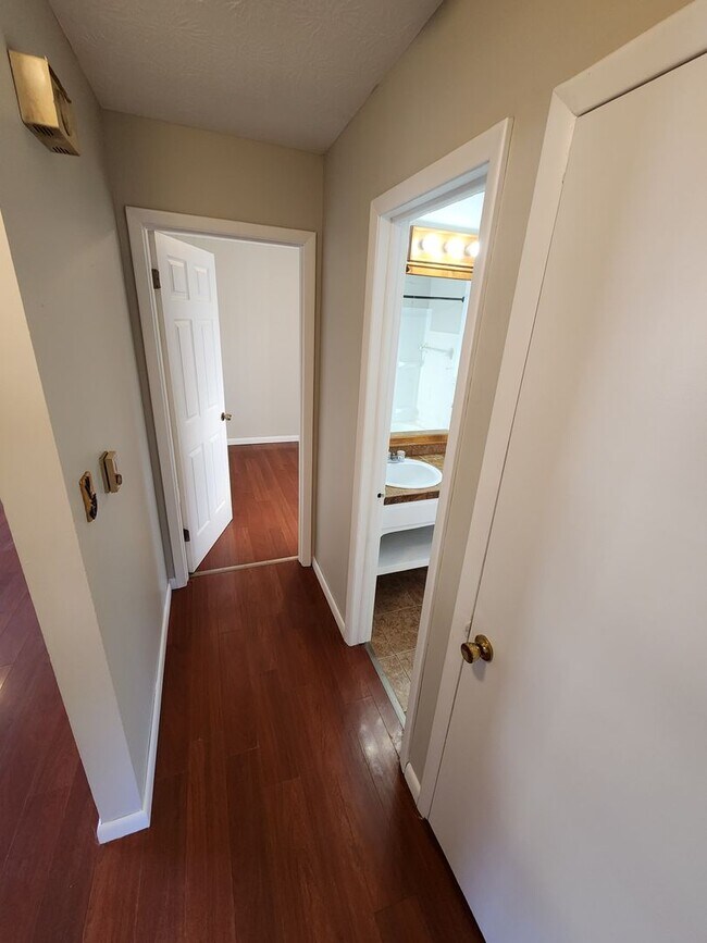 Building Photo - Spacious 3-Bedroom, 1-Bathroom Home AVAILABLE NOW!!