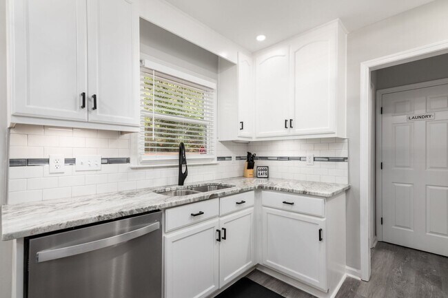 Building Photo - Charming 3 Bedroom Home with Modern Features and Spacious Outdoors!