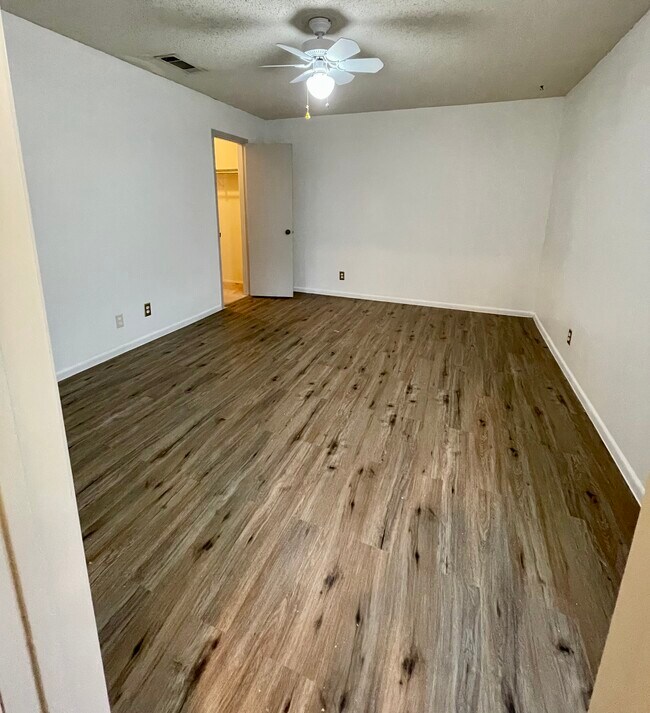 Building Photo - 1051 Country Club Dr