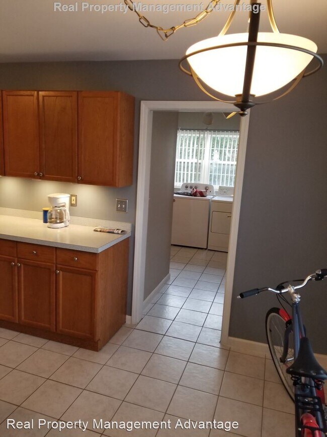 Building Photo - 3 br, 1 bath House - 21845 Novi Rd.