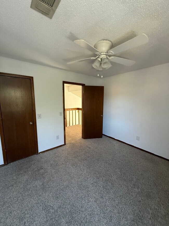 Building Photo - 3 bedroom 2.5 bath, 2 car garage off Easte...