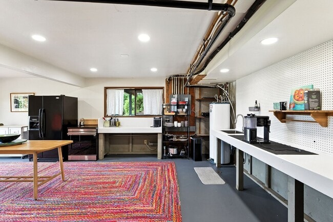 Building Photo - Stunning 1 Bed + Bonus Room/1 Bath Lower-L...