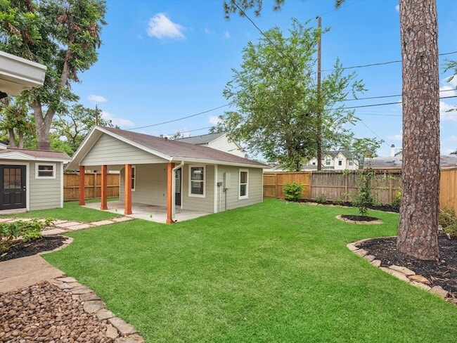 Building Photo - 1826 Woodcrest Dr