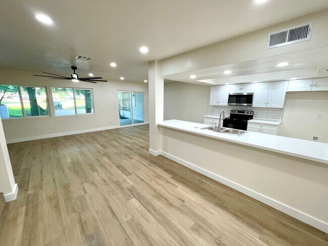 Building Photo - Gorgeous 2-Story Home with Golf Course Vie...