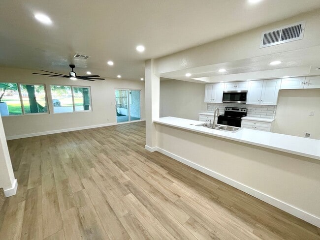 Building Photo - Gorgeous 2-Story Home with Golf Course Views and Modern Amenities!