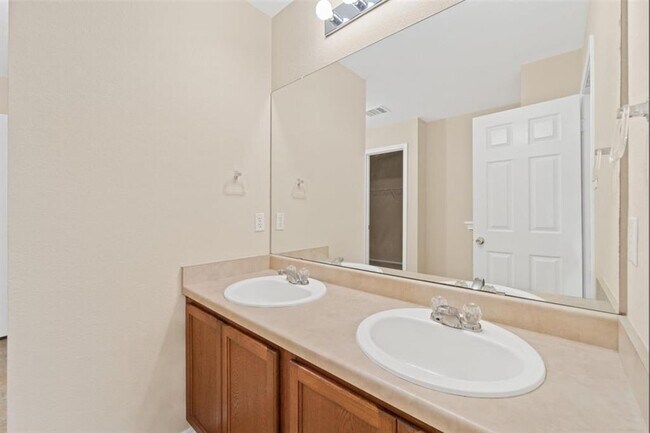 Building Photo - 909 Remington Dr