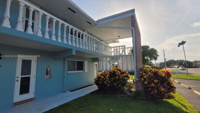 Building Photo - 1100 Pine Dr