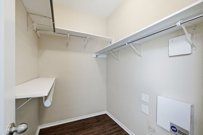 Building Photo - Updated Home with Office and Open Layout