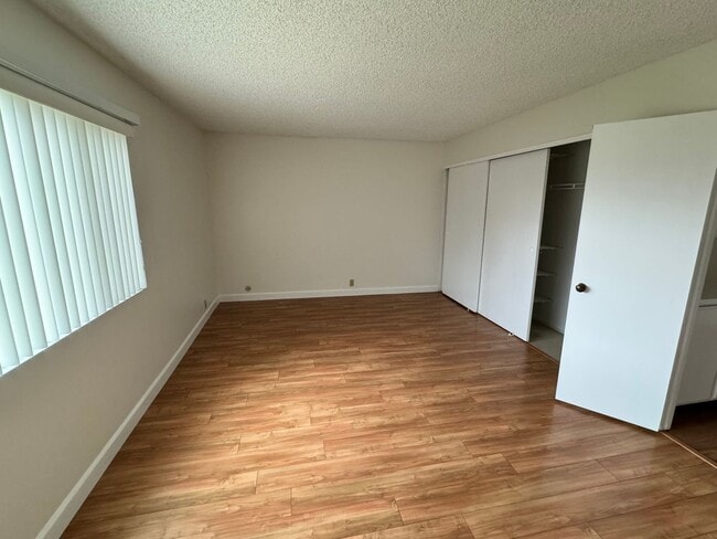 Building Photo - Spacious Single Story Upgraded Home