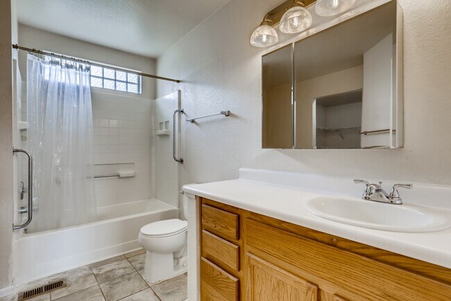 Primary Bath - 5120 Perth St
