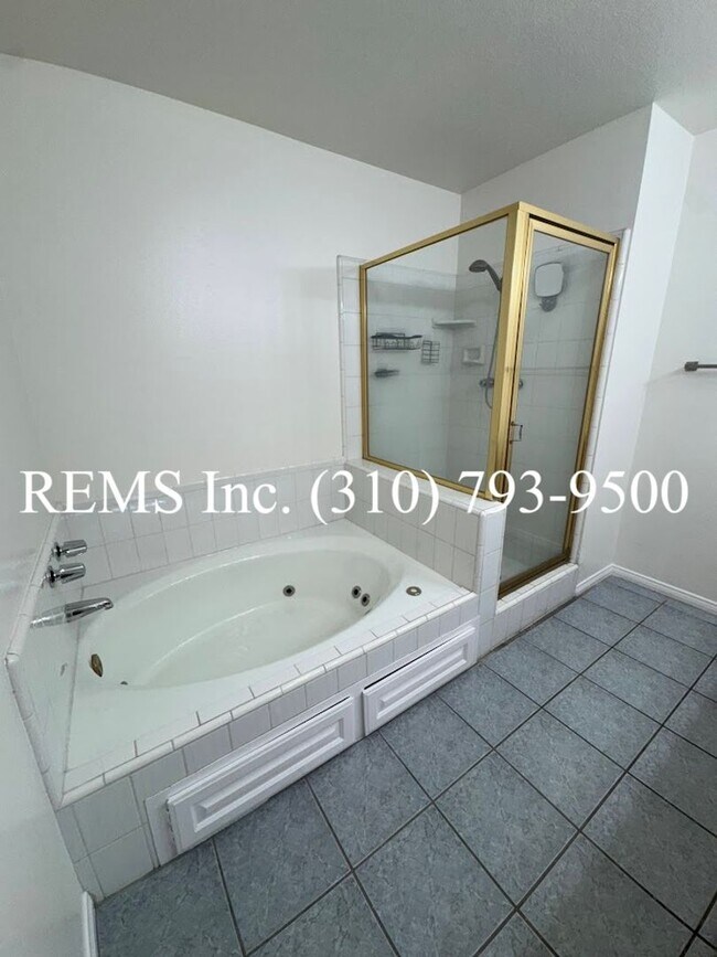 Building Photo - Spacious Townhome with Garage & Laundry in...