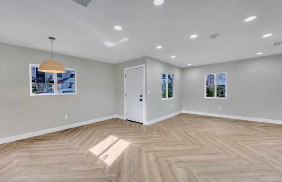 Building Photo - 1223 N Ave 45