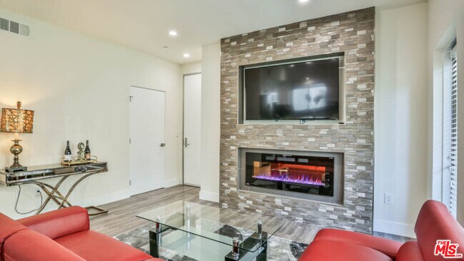 Building Photo - 1424 S Bentley Ave