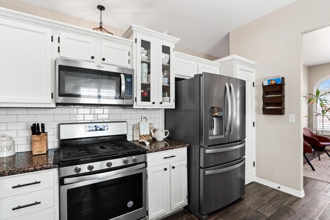 Building Photo - 2037 Shreya St